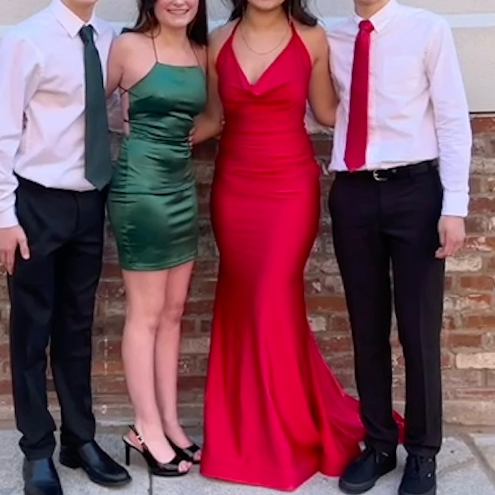 Very Red Renaissance Prom Dress: Size 2